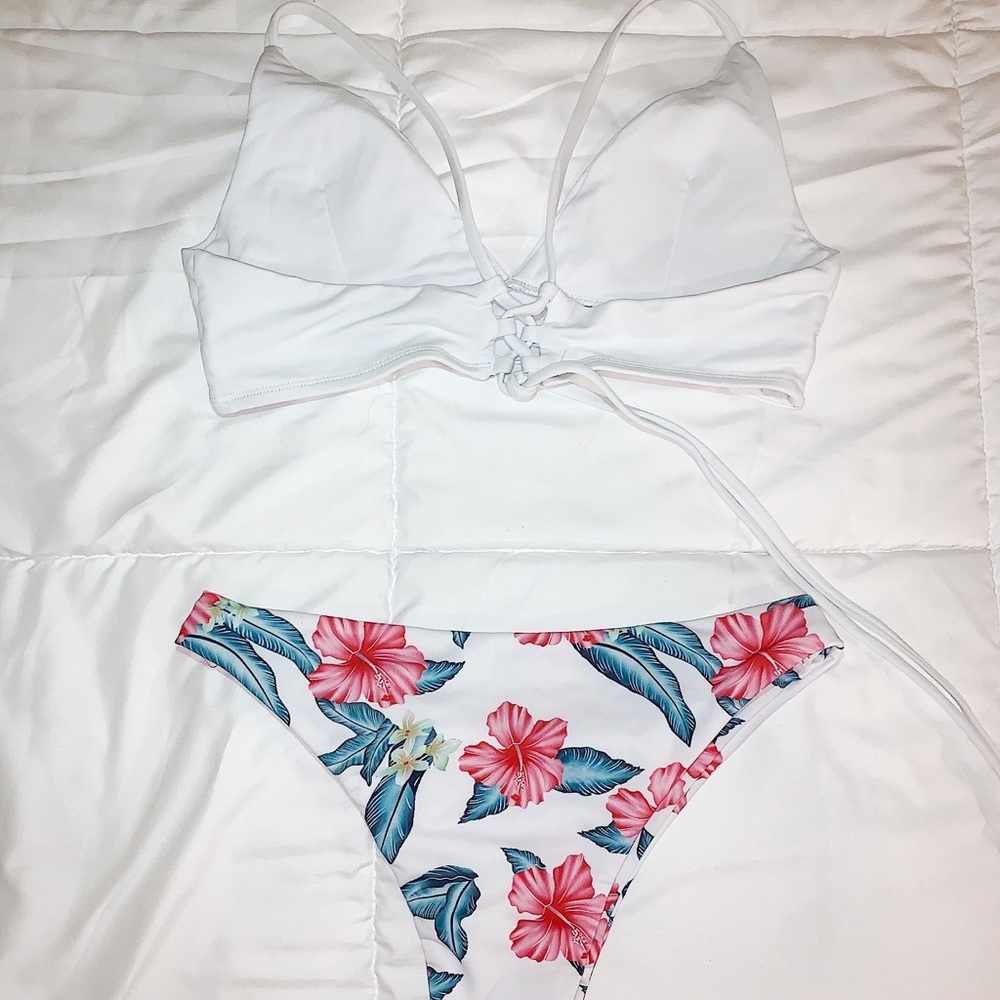 Bikini - Picture 2 of 2